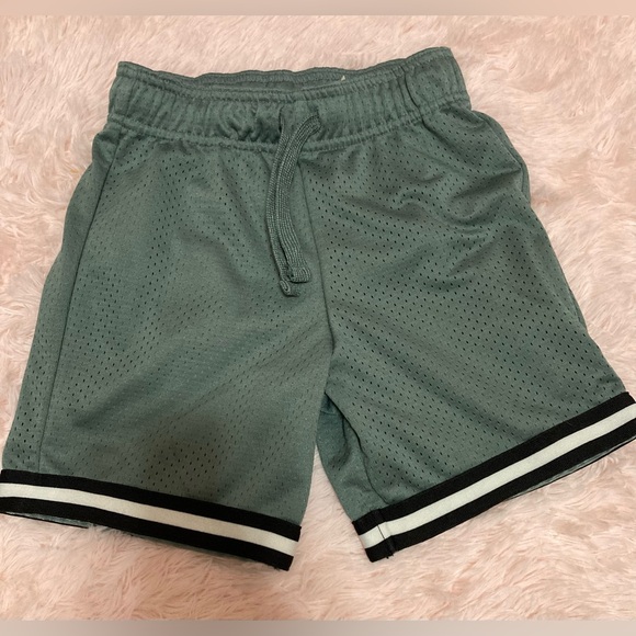 OshKosh B'gosh Other - Oshkosh boys size 5 shorts